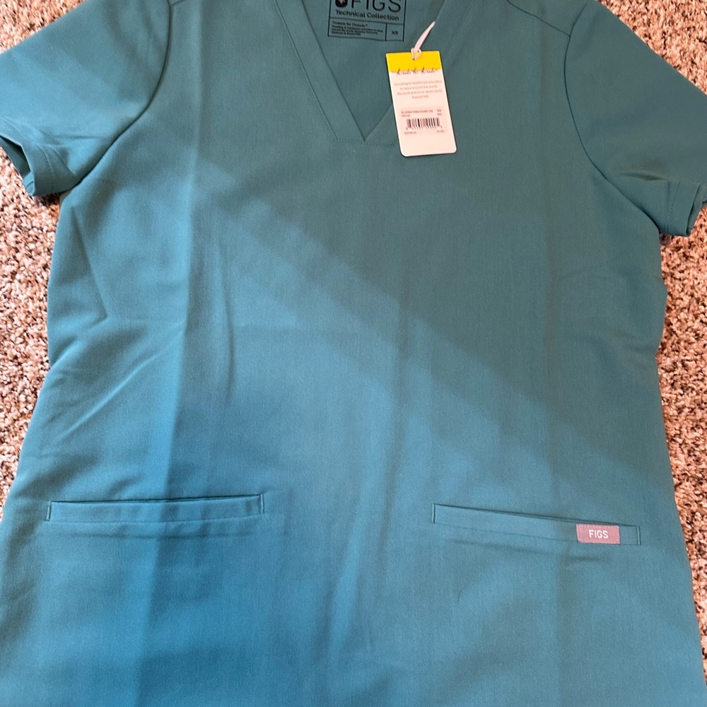 Casma Three-pocket Scrub Top